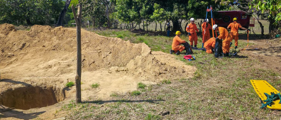 Bomberos rescatan a un hombre que cayó a un pozo en Chalatenango