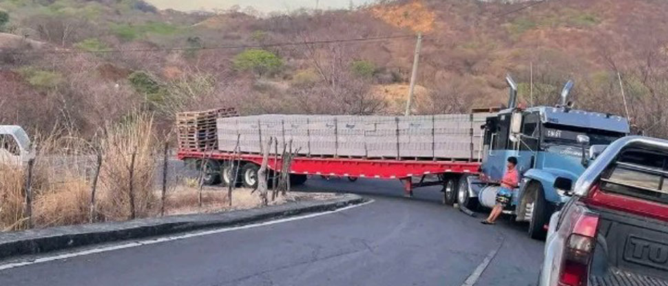 Rastra varada bloquea el paso por completo en La Unión