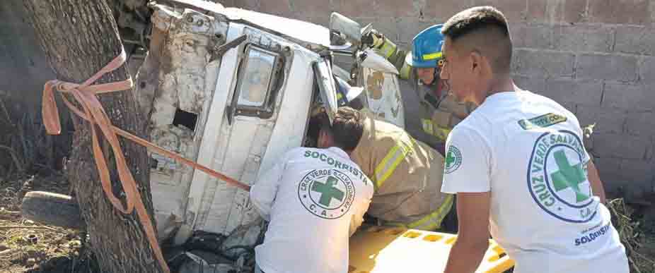 Socorristas y bomberos rescatan a persona atrapada tras accidente