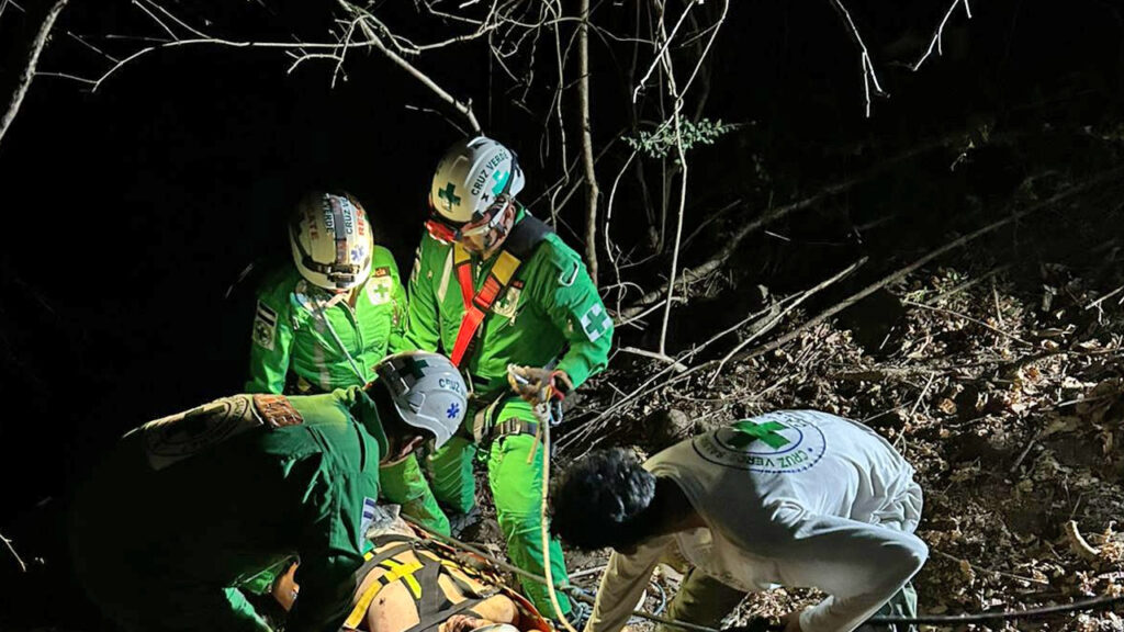 Rescatan un hombre que cayó en un barranco de al menos 30 metros de profundidad en La Libertad