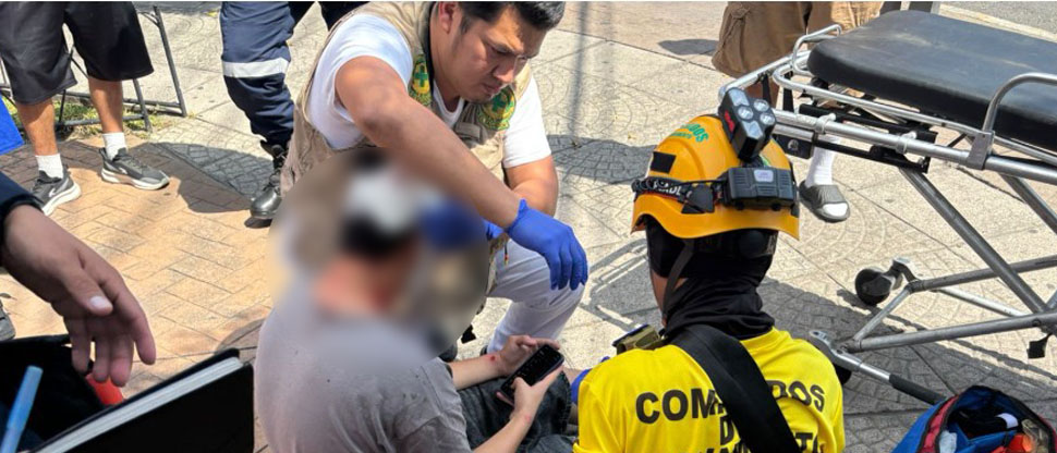 Socorristas atienden a hombre con una cortadura en su cabeza
