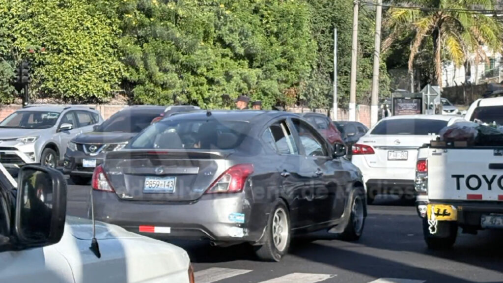 Ambulancia que atendía una emergencia se accidenta en San Salvador