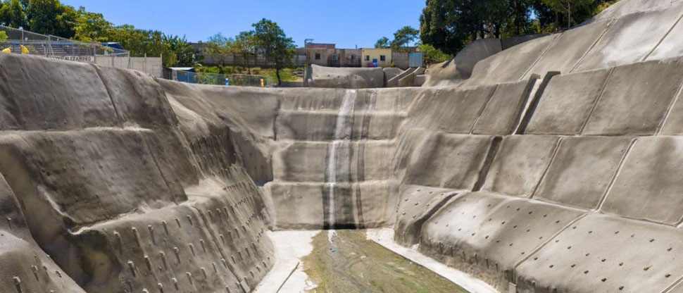 Entregan trabajos de mitigación de cárcava en colonia Santa Eduvigues