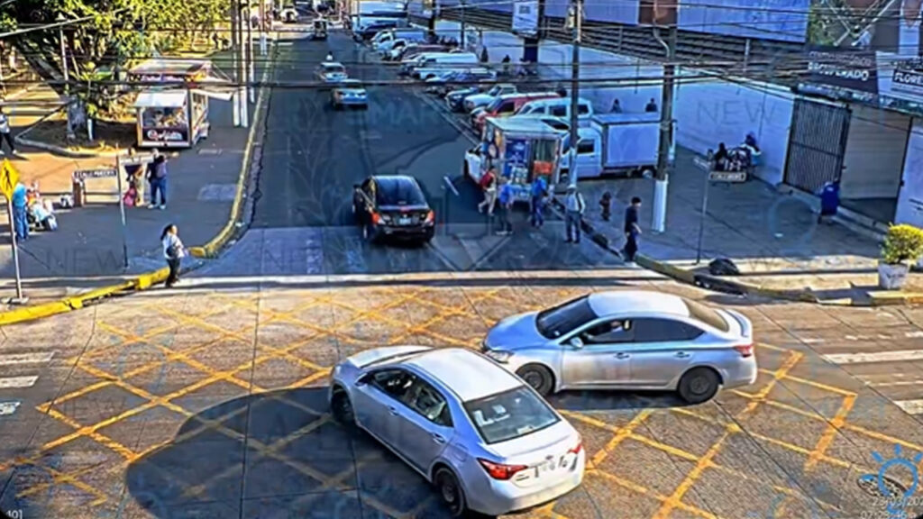 Conductor no respeta señal de ALTO y casi provoca una tragedia vial en Santa Tecla