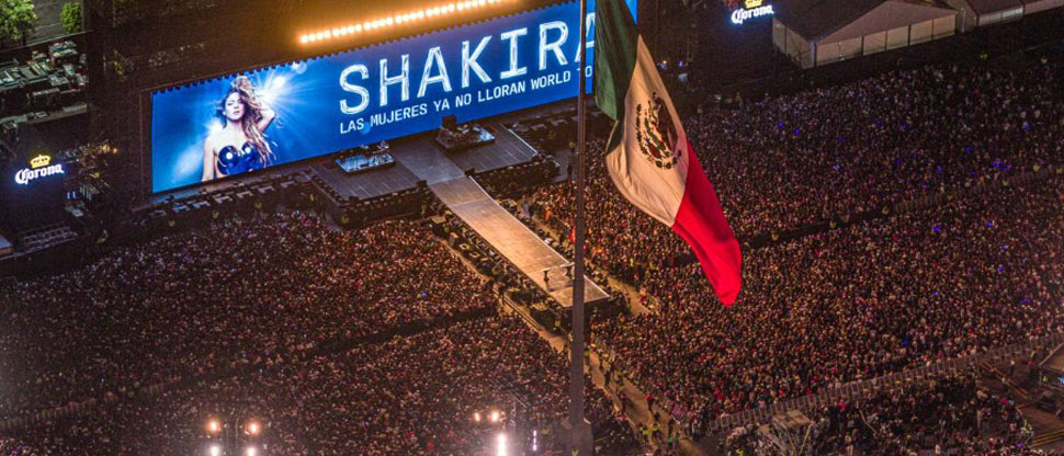 Shakira rompe récord de asistencia con 400,000 personas en el Zócalo de Ciudad de México