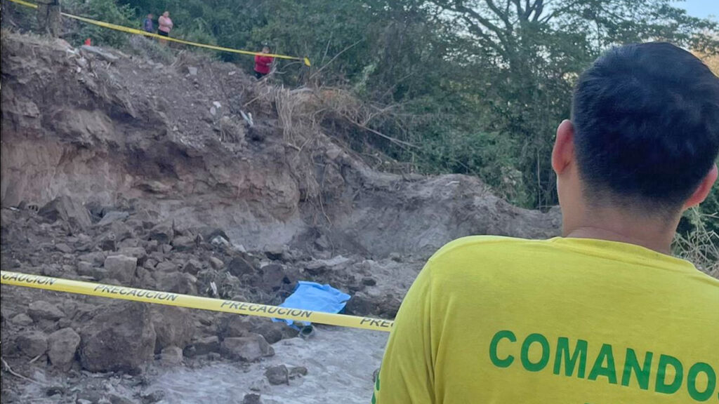 Hombre muere soterrado tras caerle alud de tierra en Zaragoza