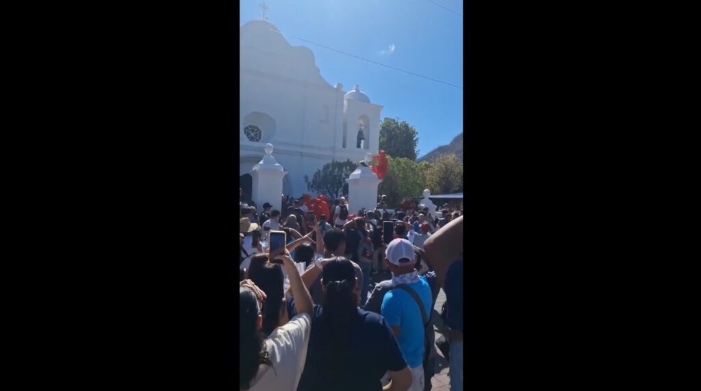 Hombre se cae en iglesia durante acto tradicional de talcigüines en Texistepeque