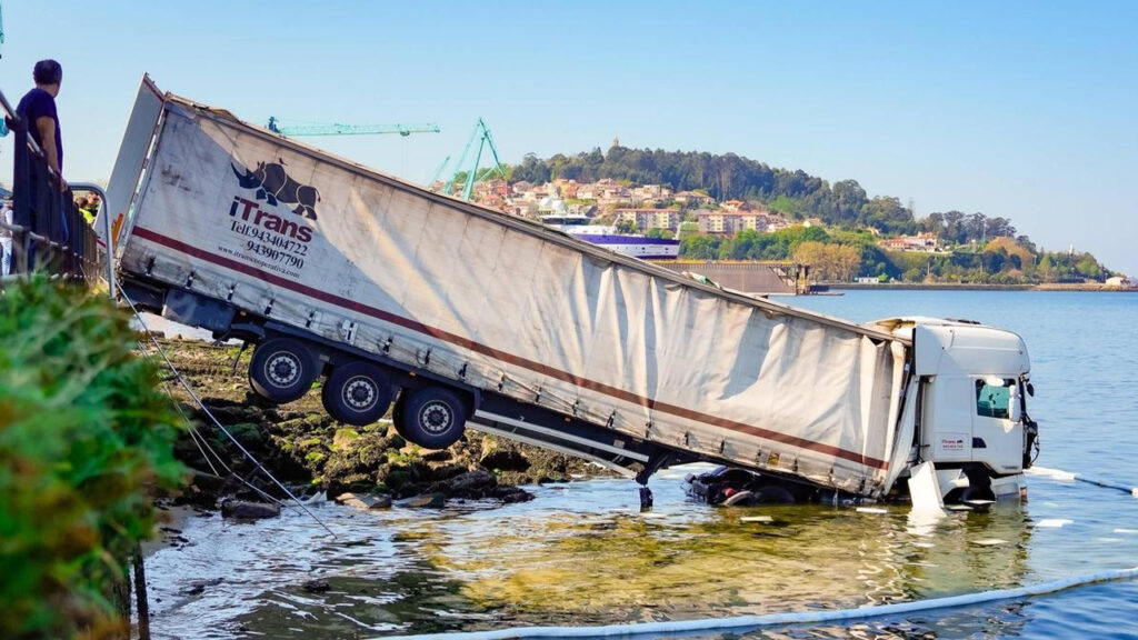 Se le van los frenos a tráiler y cae al mar en el puerto de Vigo, España