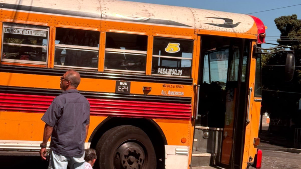 Adulto mayor es atropellado por un bus en San Jacinto, San Salvador