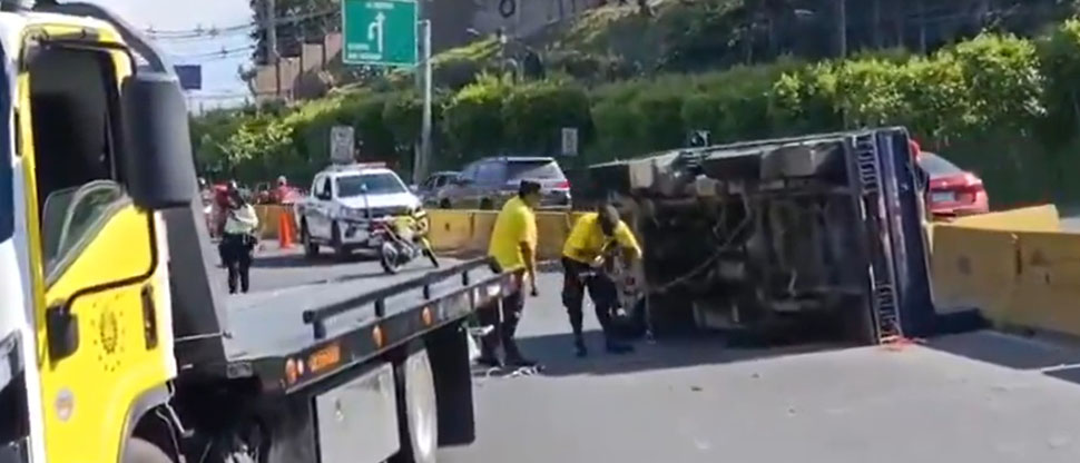 Equipos del VMT retiran vehículo volcado en Redondel Utila