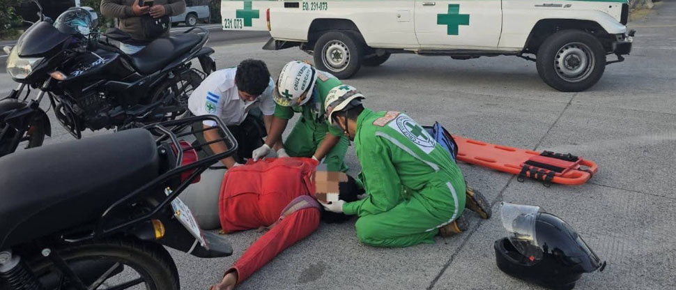 Motociclista sufre graves lesiones tras ser impactada por conductor de un vehículo