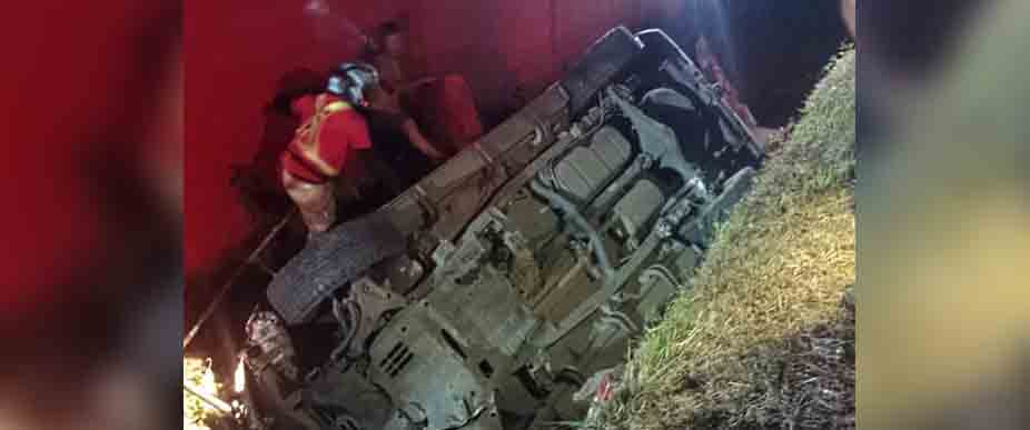 Conductor pierde el control y termina volcado en Santa Ana