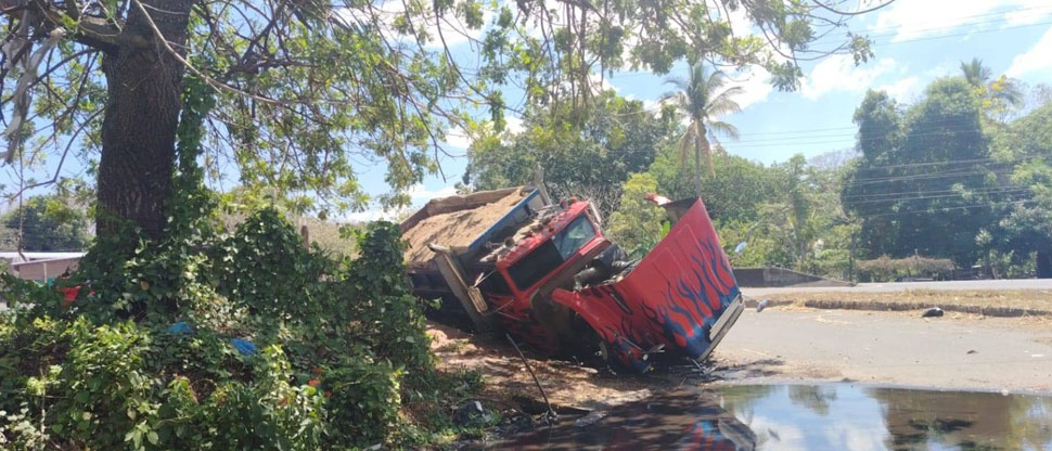Conductor de volqueta se accidenta en Sonsonate