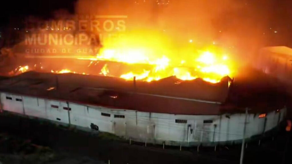 Guatemala: voraz incendio consume complejo de bodegas en Amatitlán