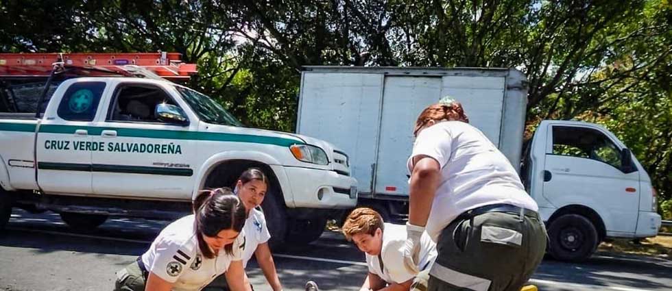 Conductor acaba en estado crítico tras choque contra una señal de tránsito en Cuscatlán