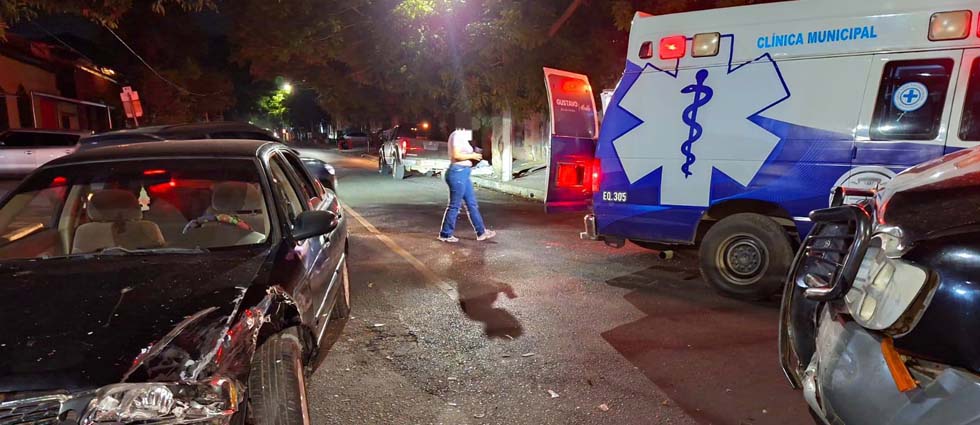 Triple choque deja a dos mujeres lesionadas en Santa Ana