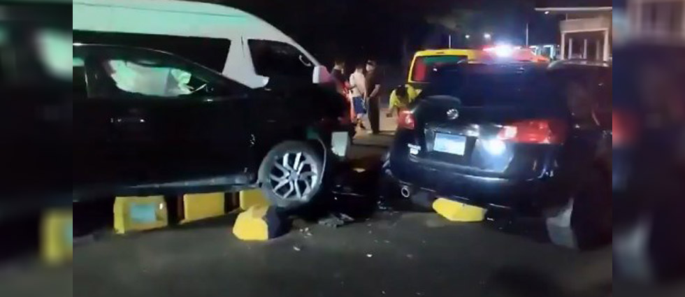 Cámaras graban choque en la Juan Pablo II que dejó a dos lesionados e involucró 3 autos y una motocicleta