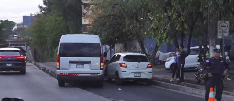 Microbús impacta contra un sedán sobre la alameda Juan Pablo II