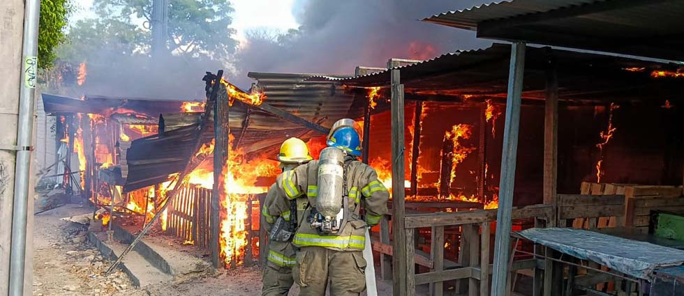 Incendio estructural destruye negocios construidos con lámina y madera sobre el bulevar del Ejército
