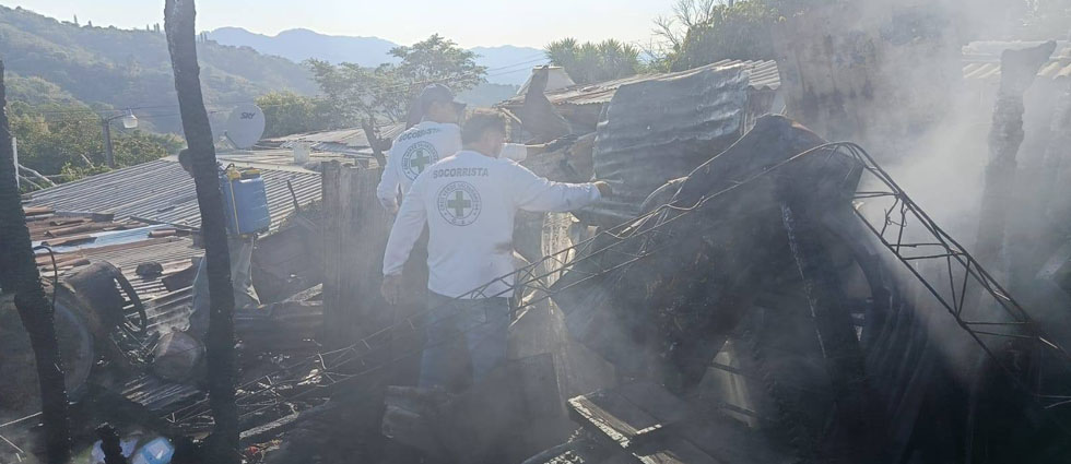 Voraz incendio estructural consume varias champas carretera a Comasagua