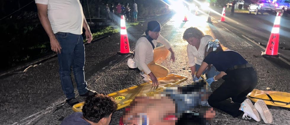 Auto embiste a motociclista y se da a la fuga dejándolo tendido en el pavimento en La Paz