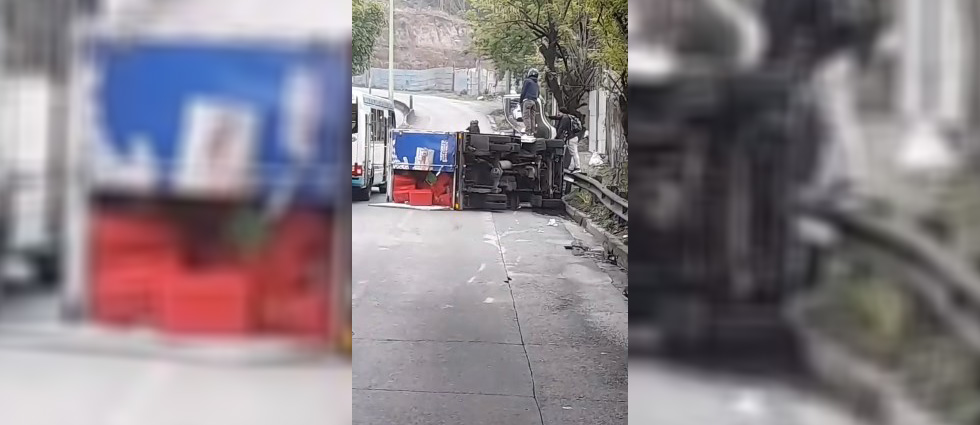Camión que transportaba alimentos vuelca sobre la carretera Troncal del Norte