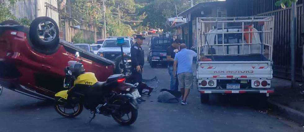 Reportan tráfico complicado sobre la calle a Mariona tras el vuelco de una camioneta