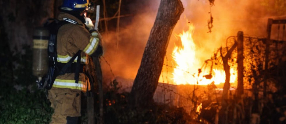 Sofocan incendio en promontorio de desechos orgánicos esta madrugada en Chalatenango