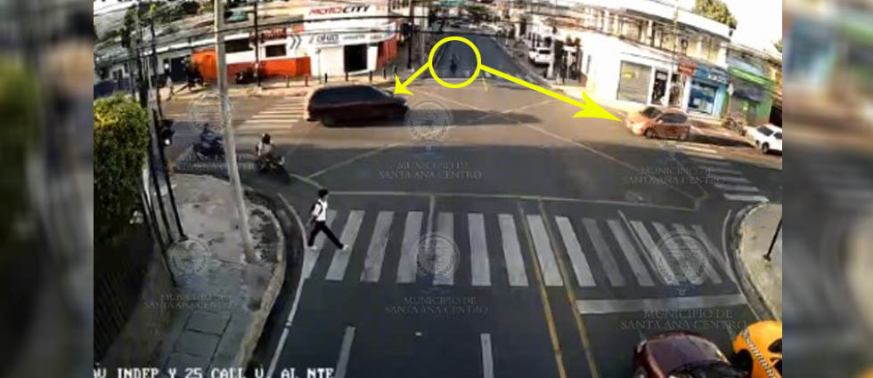 Dos lesionados tras choque provocado por conductor que intentó cruzar el semáforo en rojo en Santa Ana