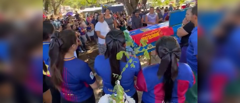 Cumplen el deseo de enterrarlo con la bandera del equipo de sus amores, el FC Barcelona