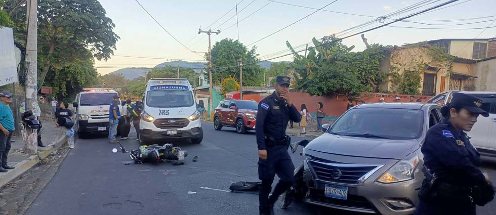 Un hombre y una mujer resultan con múltiples lesiones tras fuerte choque en colonia de San Salvador