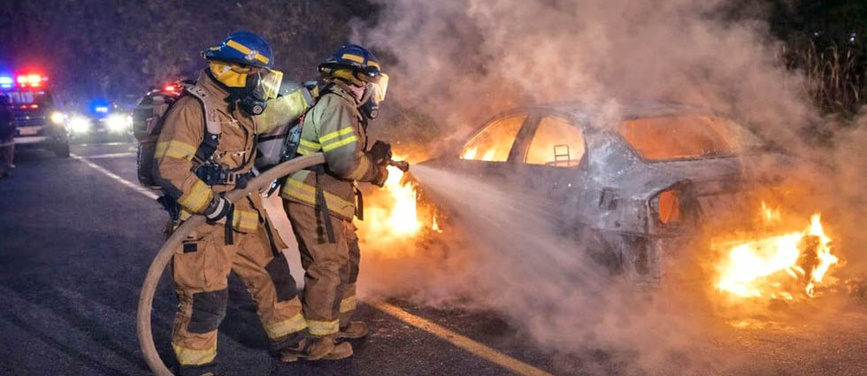 Vehículo acaba en cenizas tras incendiarse en plena marcha en San Vicente