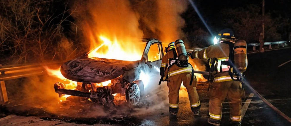 En cenizas, así quedó un auto tras incendiarse en plena marcha en la carretera Panamericana