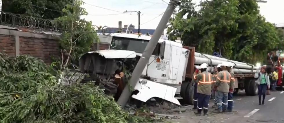 Rastra que transportaba postes se estrella contra un poste en el bulevar Venezuela