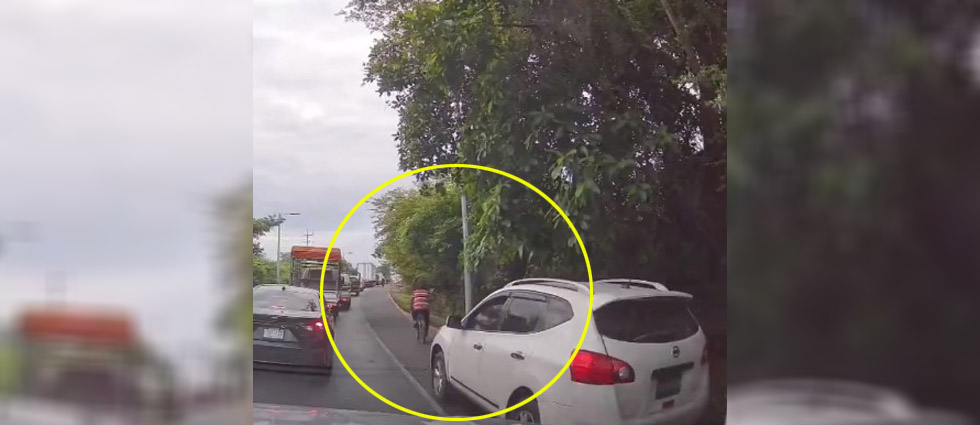 Conductor ‘se gana’ una multa por $150 por circular en el hombro de la vía y arriesgar la vida de un ciclista