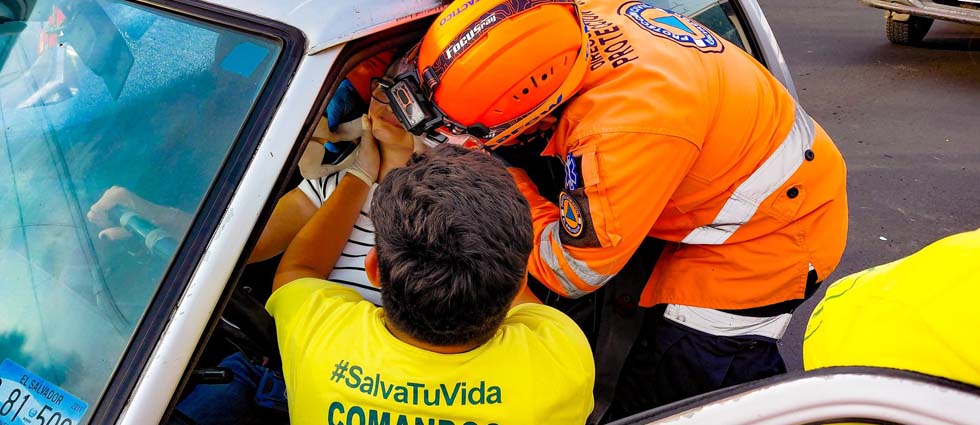 Auxilian a mujer tras quedar atrapada en el auto por un siniestro vial en Santa Ana