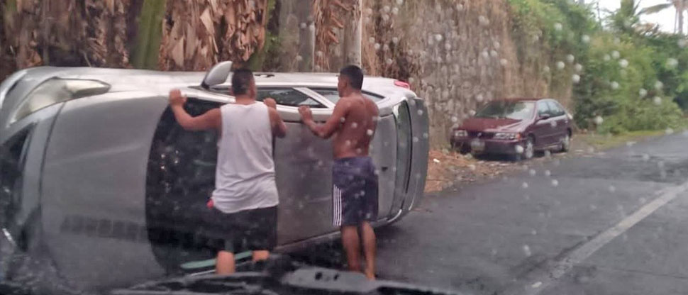 Vehículo vuelca y deja una persona atrapada en carretera a San Pedro Nonualco
