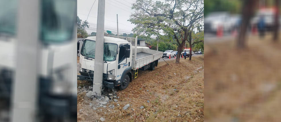 Conductor resulta lesionado tras chocar contra un poste en La Paz