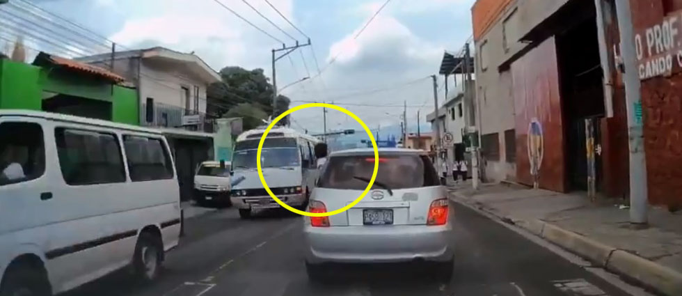 Denuncian a automovilista por arriesgar la vida de un niño al permitirle viajar con medio cuerpo afuera del auto