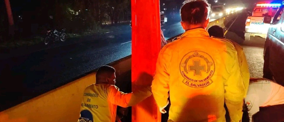 Jóvenes que se conducían en motocicleta chocan contra separador de carriles