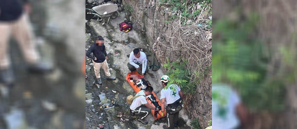 Rescatan a hombre tras caer a una quebrada a un costado del parqueo de la Torre Cuscatlán