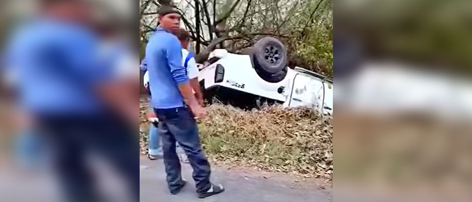 Vehículo vuelca y deja un lesionado en cantón El Progreso, San Miguel