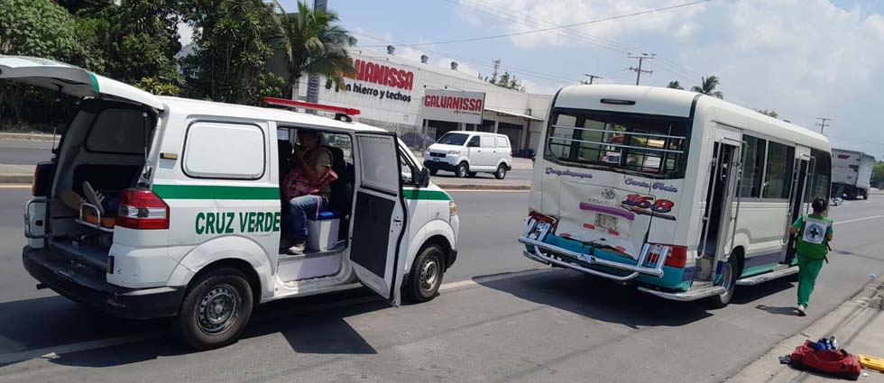 Tres lesionados tras choque entre una coaster y una rastra en La Libertad