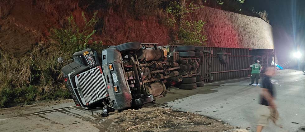 Conductor resulta lesionado tras vuelco de furgón sobre la carretera al puerto de La Libertad