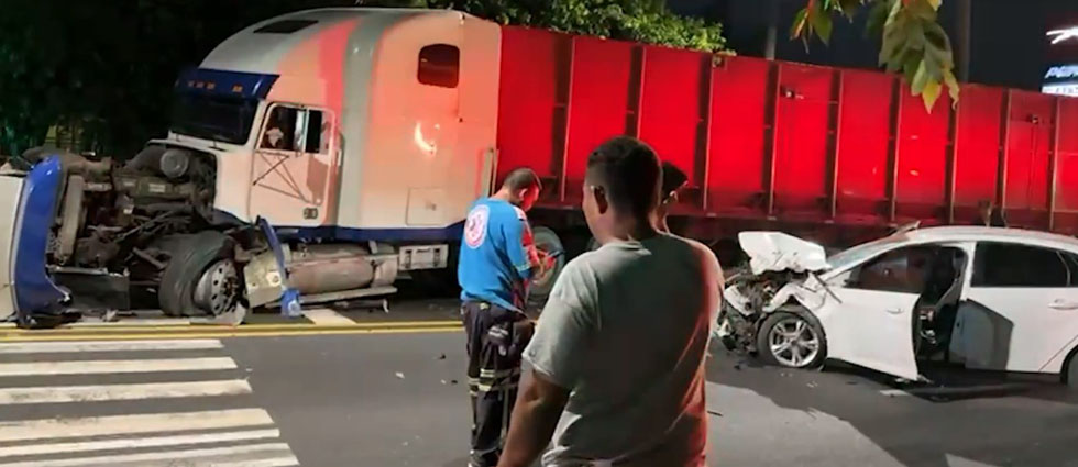 Dos mujeres resultan lesionadas tras choque de sedán contra un furgón sobre el bulevar Venezuela