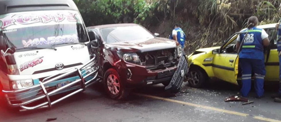 Reportan triple choque sobre la calle a Mariona tras intento de rebasar en una curva