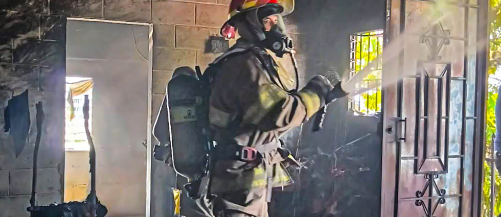 Bomberos sofocan voraz incendio en vivienda de Ilopango