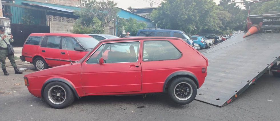 Retiran vehículo en estado de abandono en Santa Tecla tras notificar y no obtener respuesta del dueño