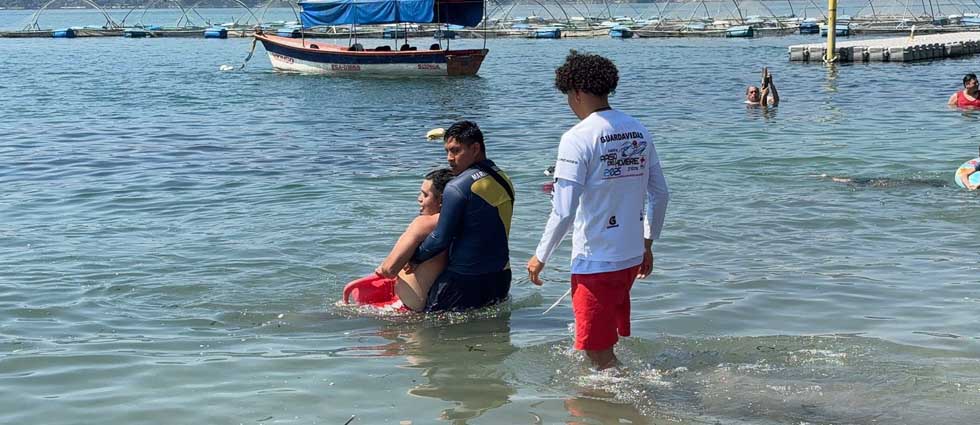 Guardavida de la Marina Nacional rescata a sujeto ebrio en lago de Ilopango