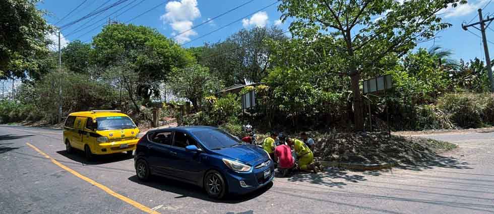 Hombre pierde el control de su motocicleta y dos personas resultan lesionadas